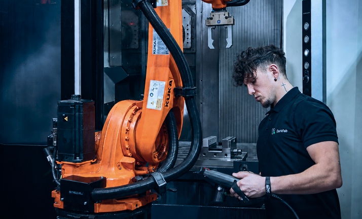 Mitarbeiter im Gespräch vor einer Automatisierungsanlage