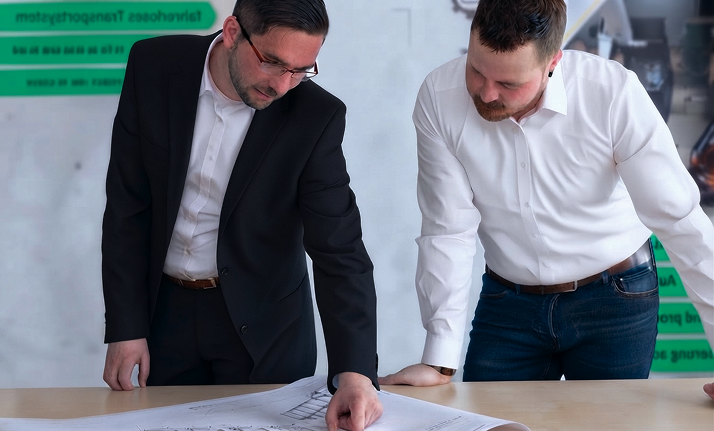 Team bei der Abstimmung eines Produktionsprozesses