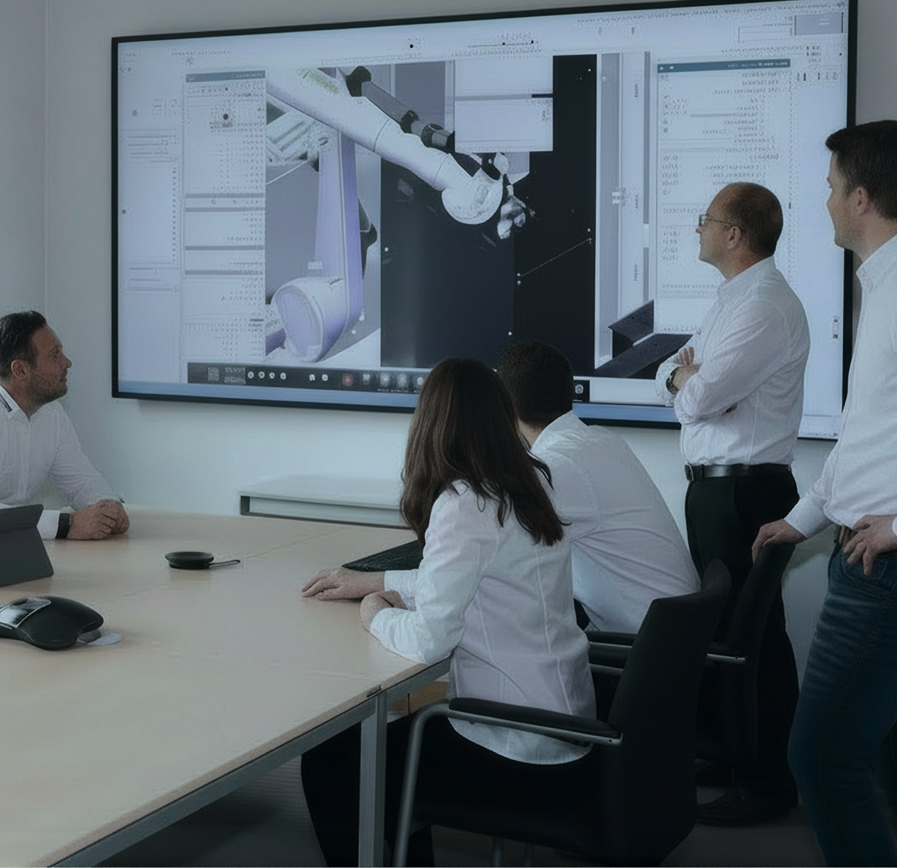 Team bei der Arbeit an einer Automatisierungsanlage