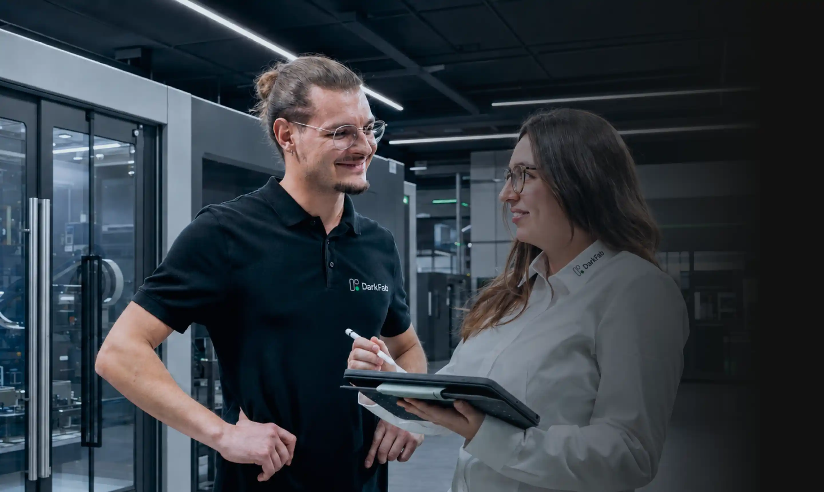 Team im Gespräch in der Produktionshalle